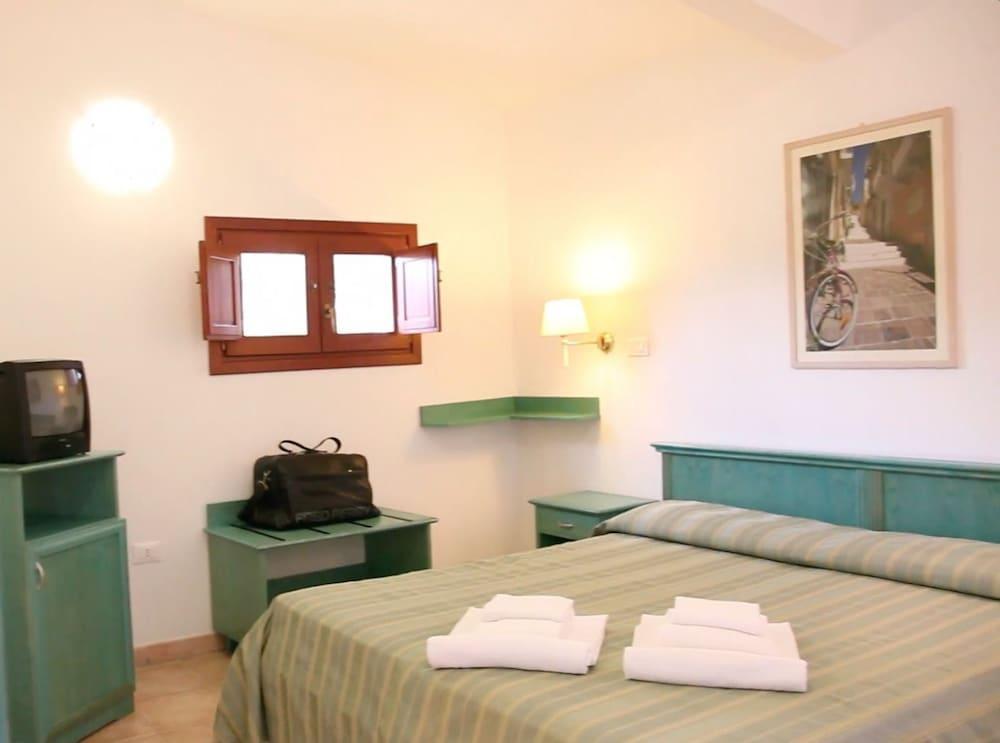 Hotel Mezzaluna Carloforte  Buitenkant foto