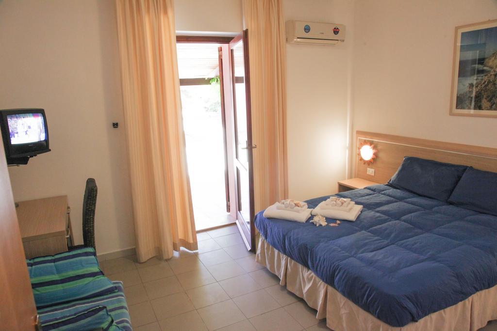 Hotel Mezzaluna Carloforte  Buitenkant foto